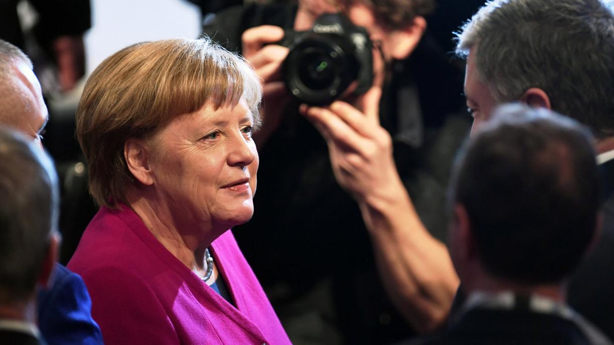 Merkel választ adott Ross bírálatára