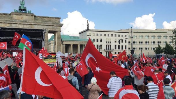 ¡No a la mentira de genocidio!, exclaman los turcos en Alemania
