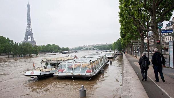 法国强降雨导致2人死亡