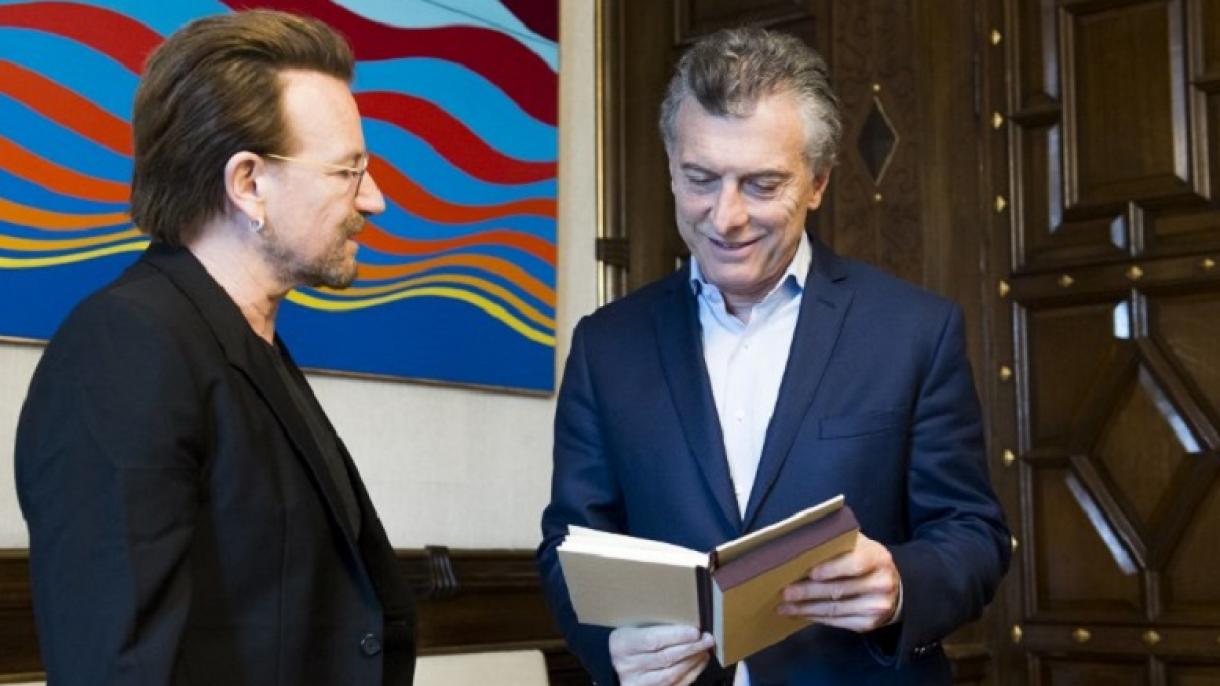 Macri recibe en la Casa Rosada al cantante Bono, líder de U2