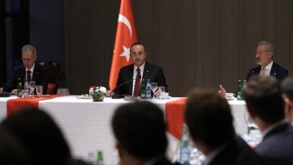 Ministro das Relações Exteriores da Turquia Çavuşoğlu está na Argélia