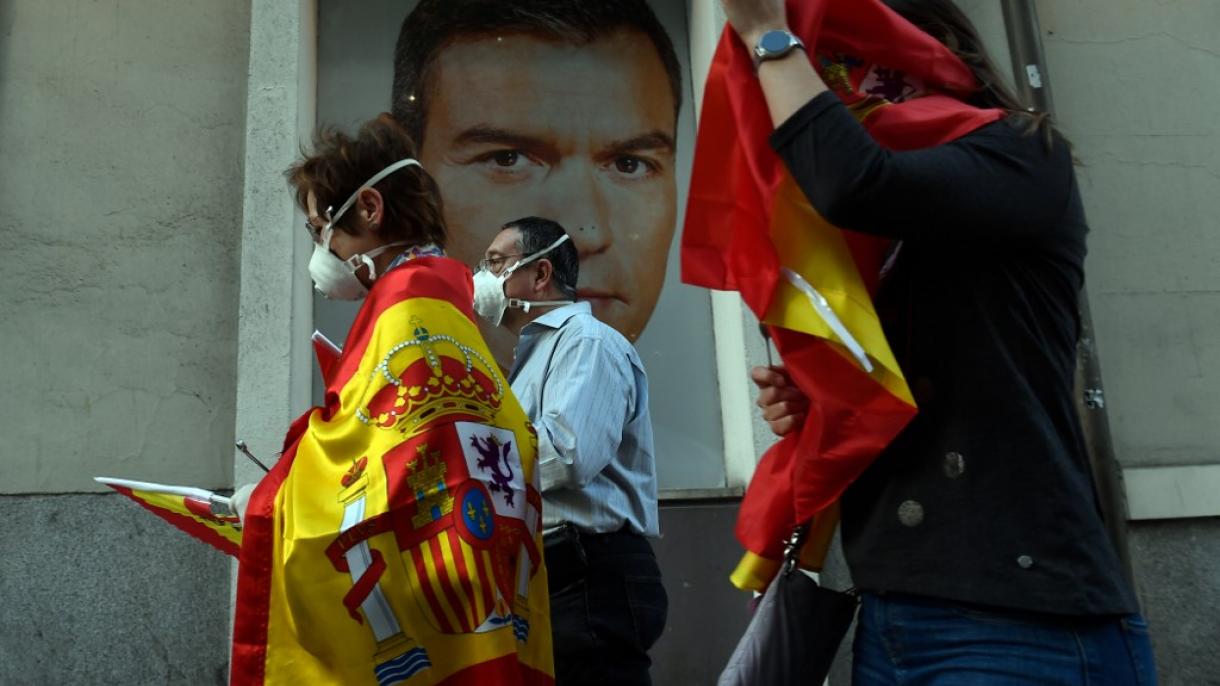 Los grupos de extrema derecha se manifiestan en Madrid para pedir la dimisión de Pedro Sánchez