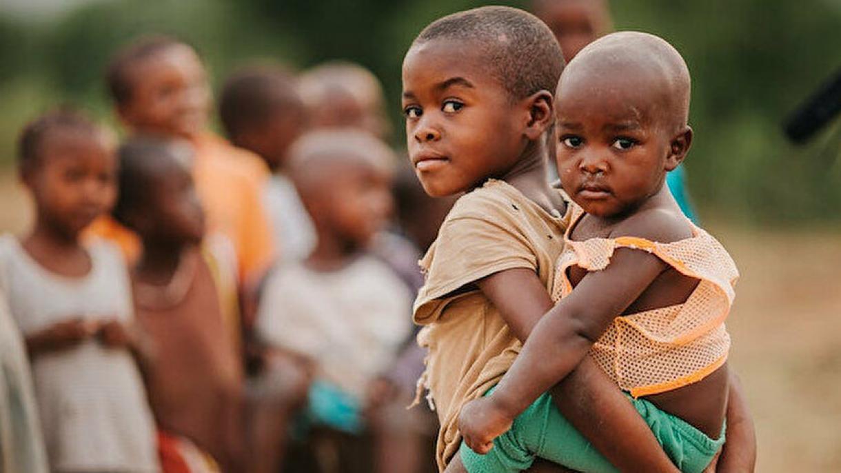 Мозамбикте жер которгон балдар