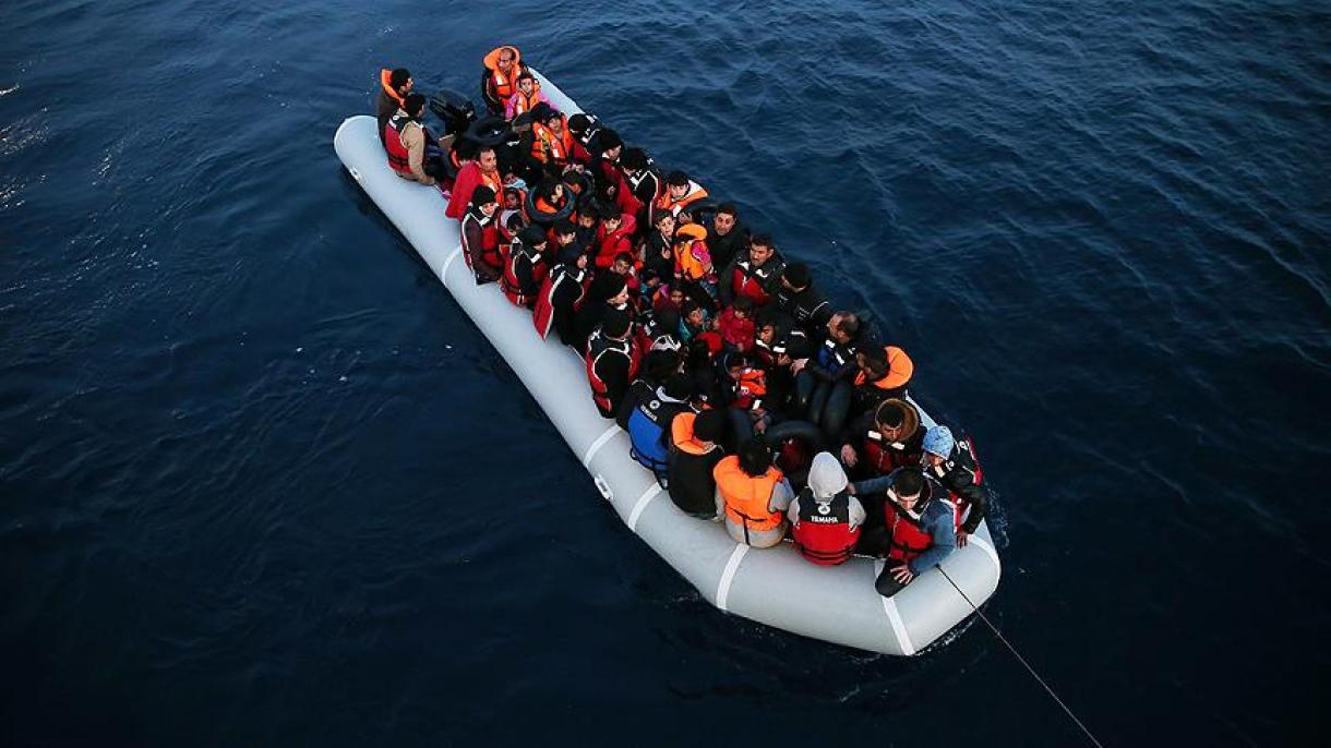 Félig elsüllyedt csónakból mentett ki 51 embert a spanyol tengeri mentőszolg