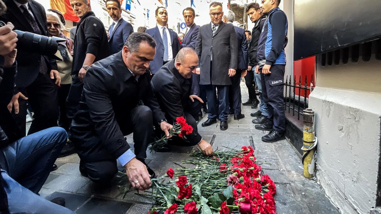Чавушоглу посети мястото на терористичната атака в Истанбул