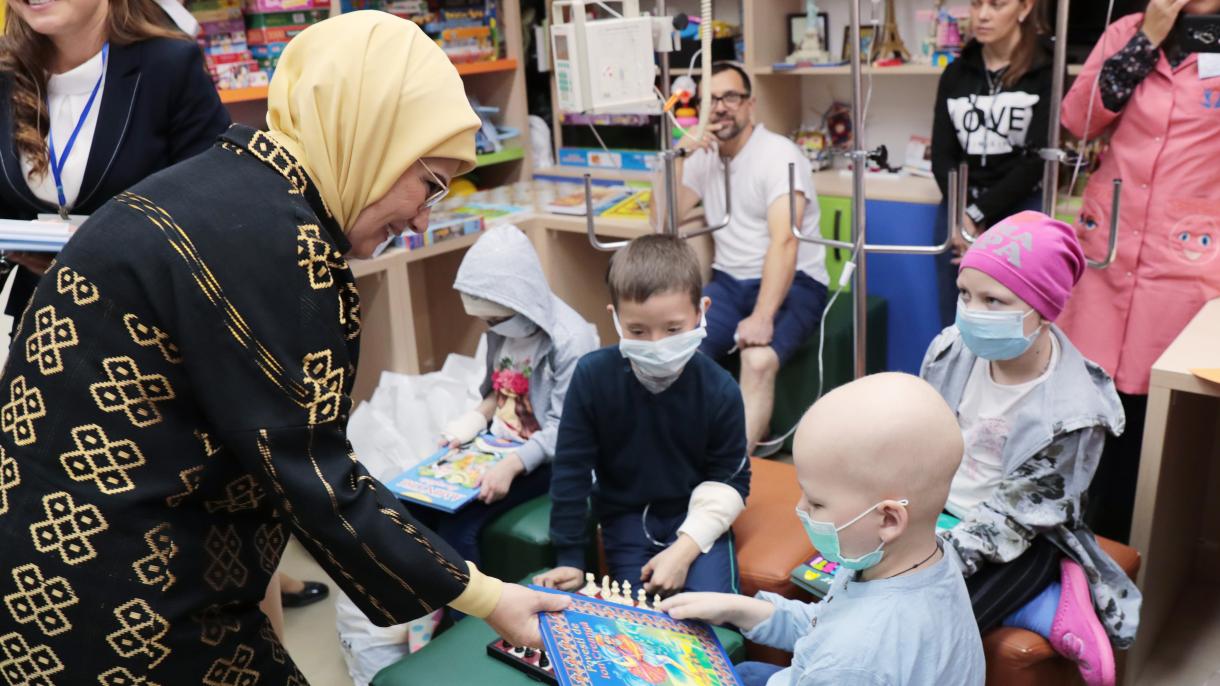 Τα παιδιά με καρκίνο επισκέφτηκε στη Μολδαβία η Εμινέ Ερντογάν