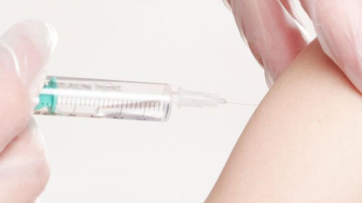 La farmacéutica británica AstraZeneca pausa los ensayos de su vacuna contra COVID-19