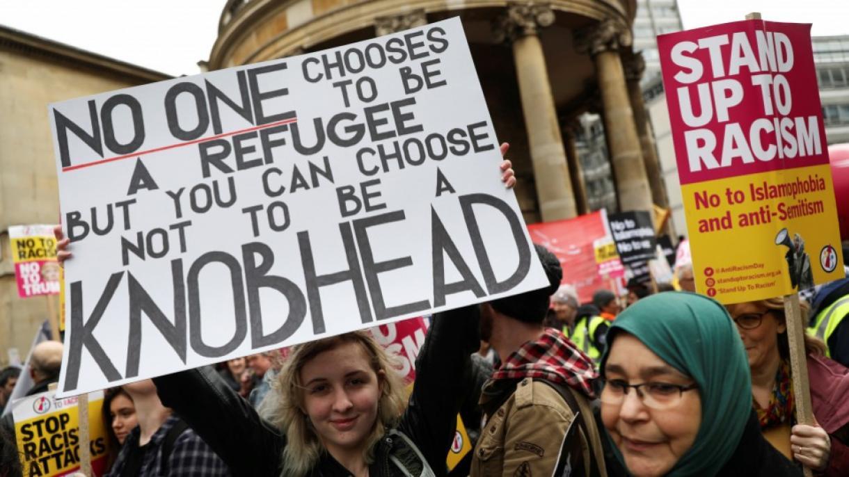 Manifestações em todo o Reino Unido contra crimes de ódio