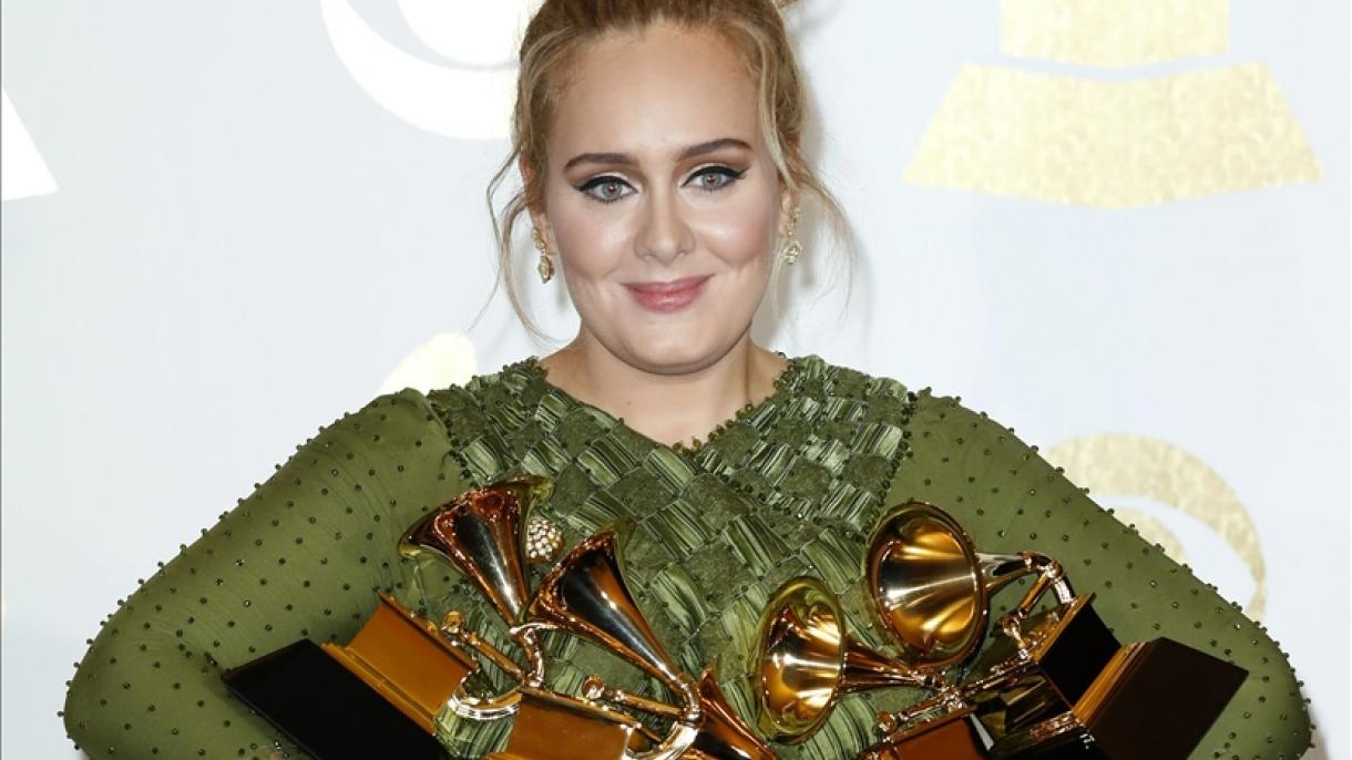 Adele es nombrada la artista femenina más vendida del siglo en el Reino Unido
