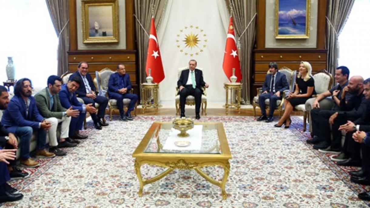 Erdogan riceve nomi famosi al palazzo presidenziale