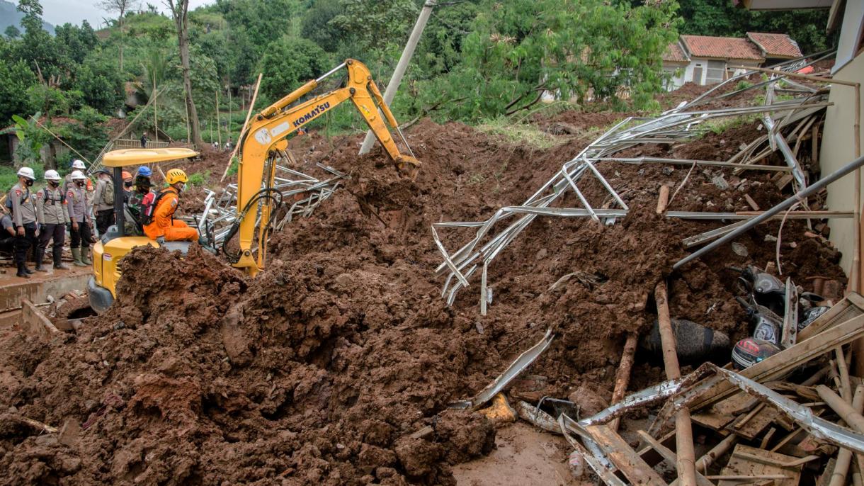 انڈونیشیا، شدید بارشوں سے سیلاب اور لرزش اراضی کی تباہ کاریاں