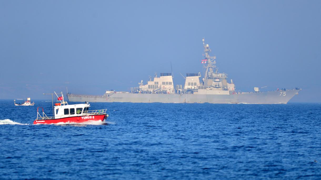 美军一艘驱逐舰驶过土耳其达达尼尔海峡