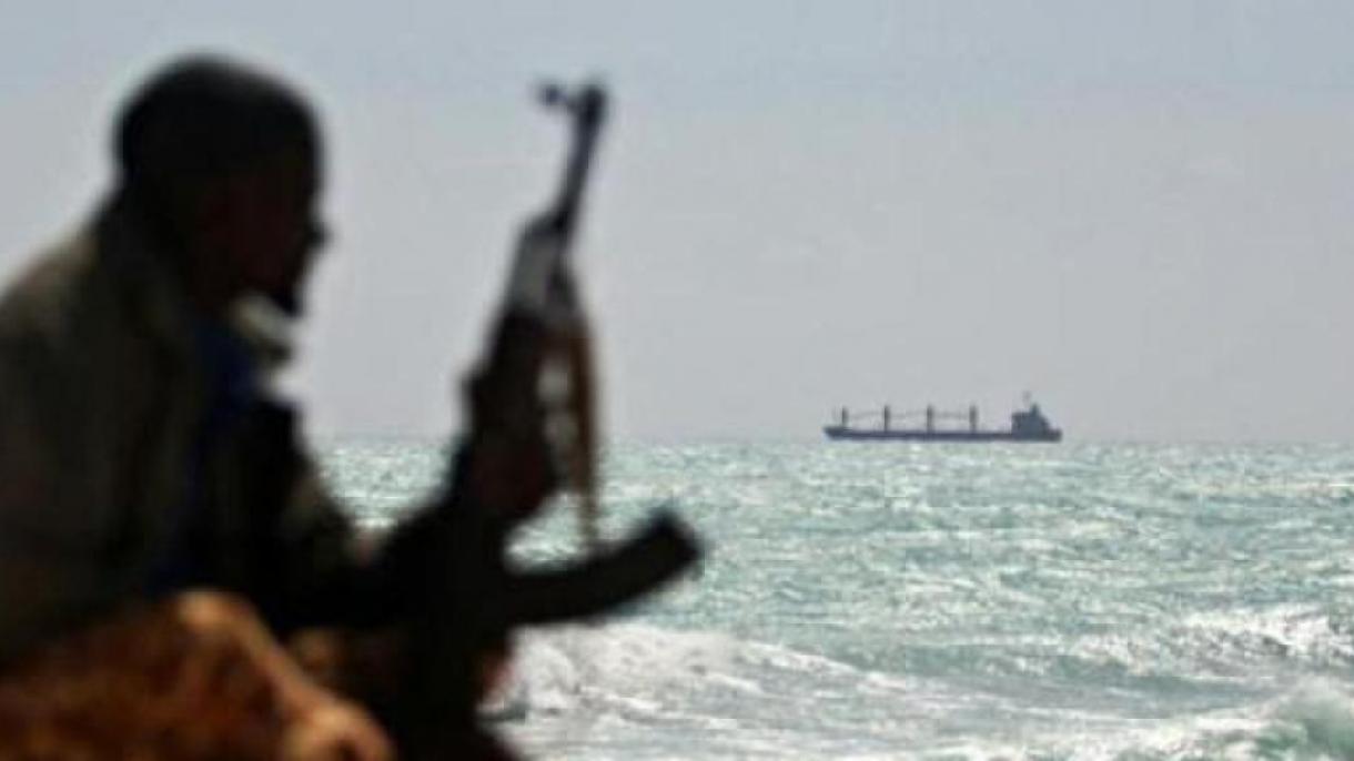 胡塞武装称英国和以色列三艘船只遭袭