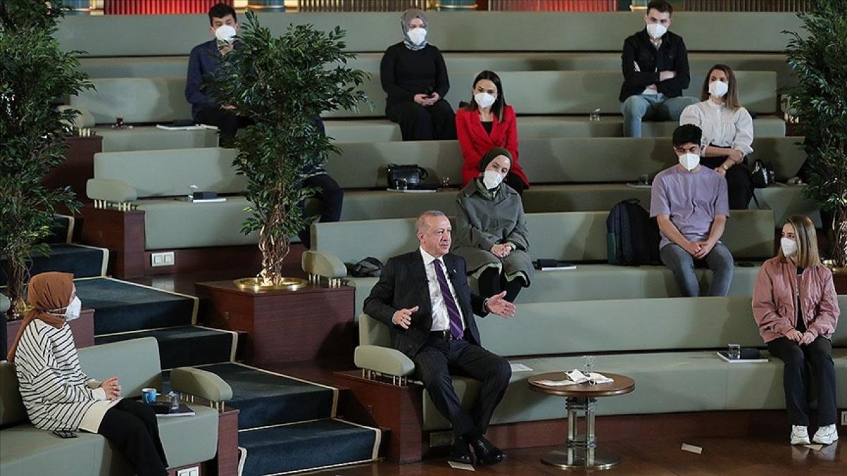 اردوغان در کتابخانه ملت با جوانان گردهم آمد