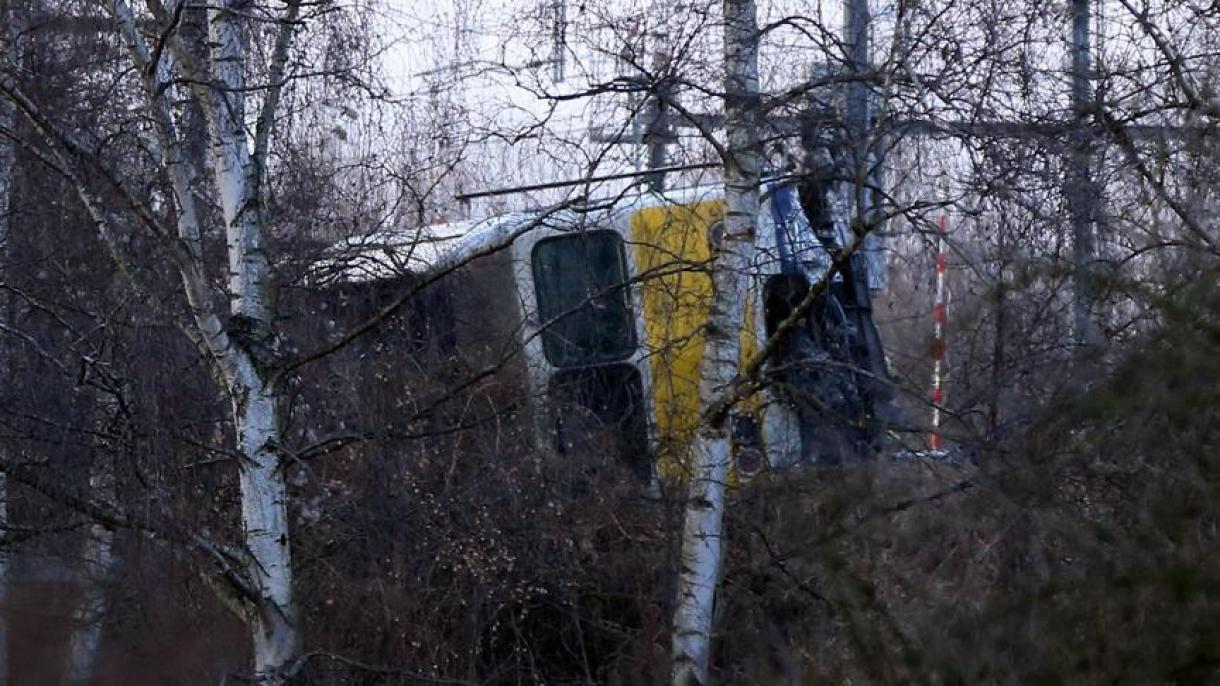 比利时一列火车发生脱轨1死13伤