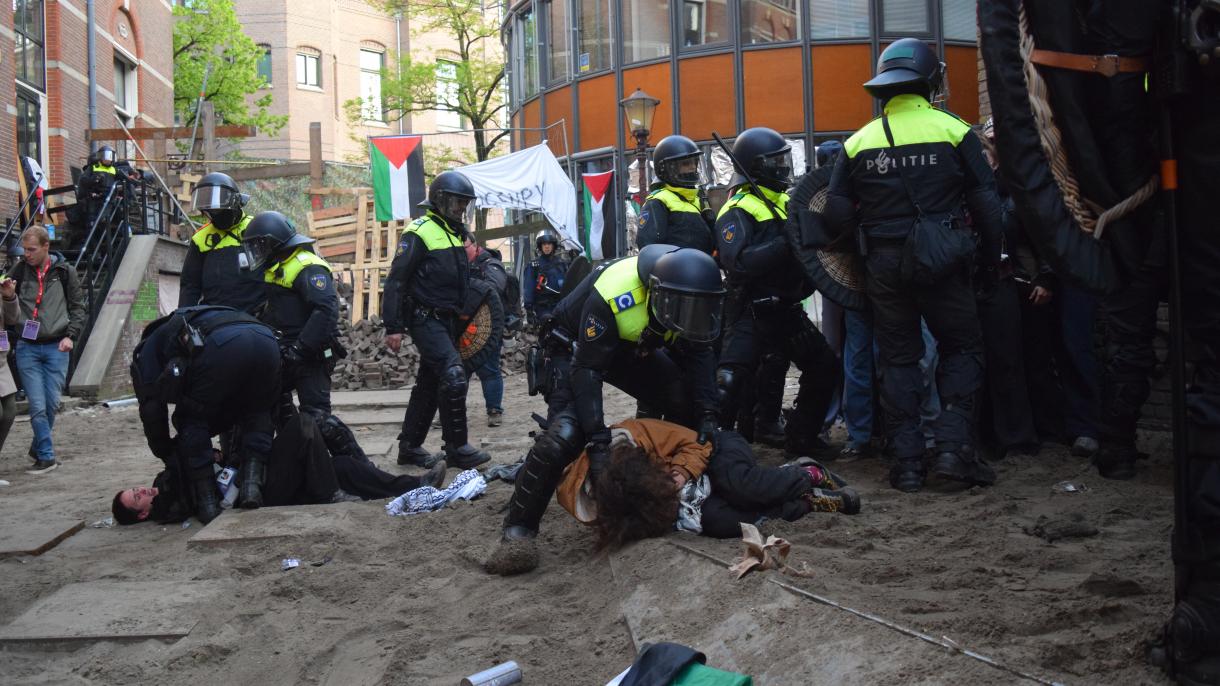 hollanda polis ogrenci gazze eylemi.jpg