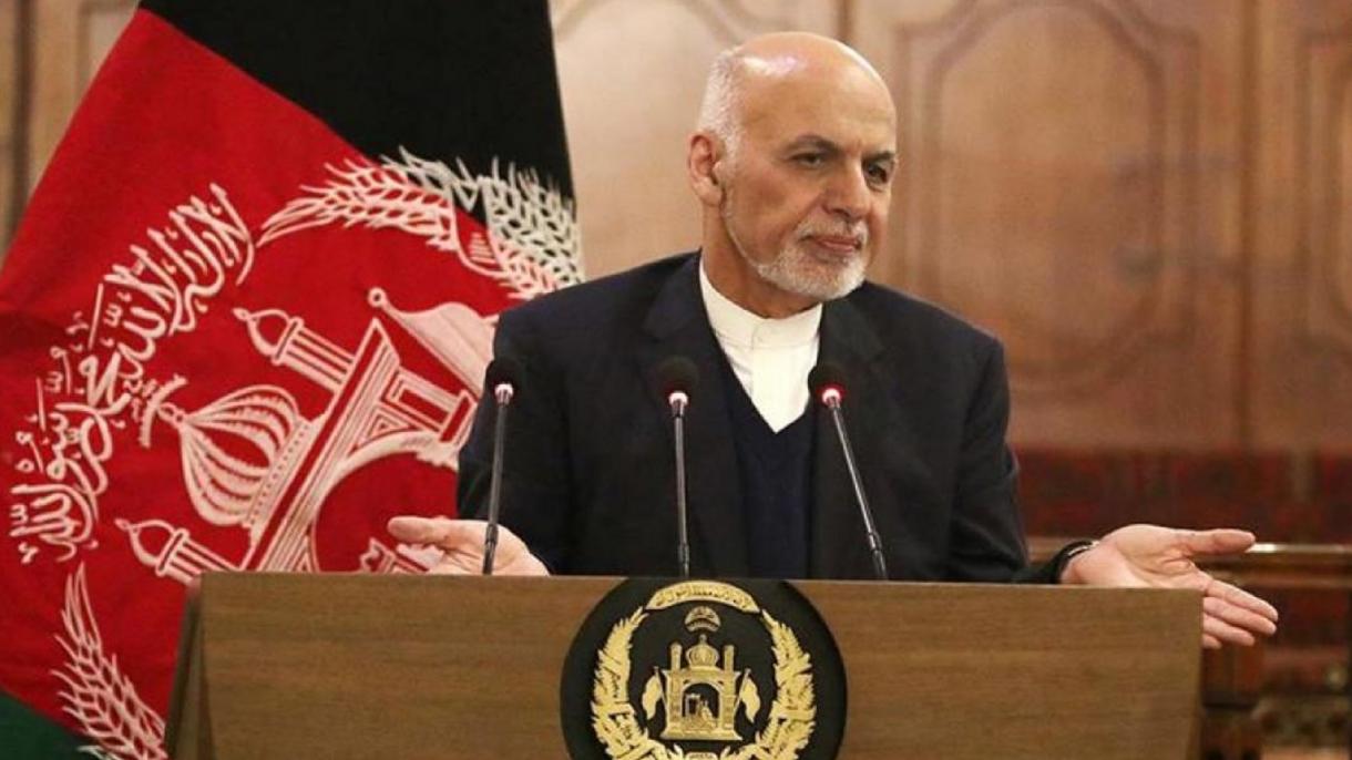 O ex-presidente do Afeganistão, Ashraf Ghani, pede desculpas por ter deixado o país