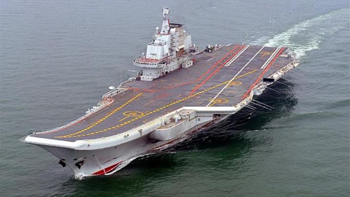 中国“辽宁”号航母编队穿越日本南部宫古海峡