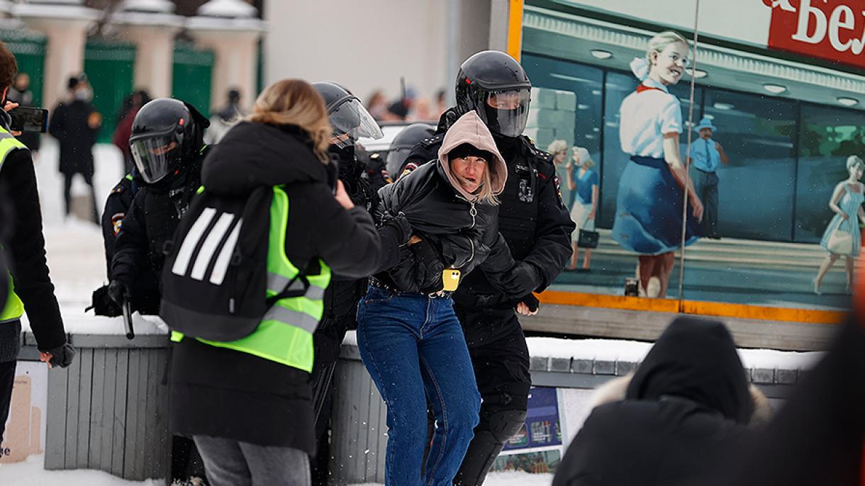 Milhares de pessoas detidas na Rússia nos protestos por Navalniy enquanto a UE manifesta preocupação