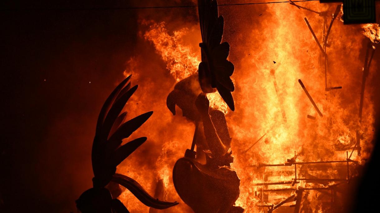 西班牙最著名的艺术节拉斯法利亚斯节在巨型木偶的燃烧中落幕