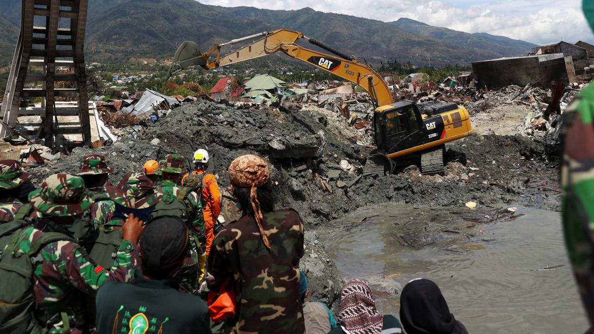 اندونزی-ده زلز‌له و سونامی نتیجه‌سینده اؤلن‌لرین سایی آرتیر