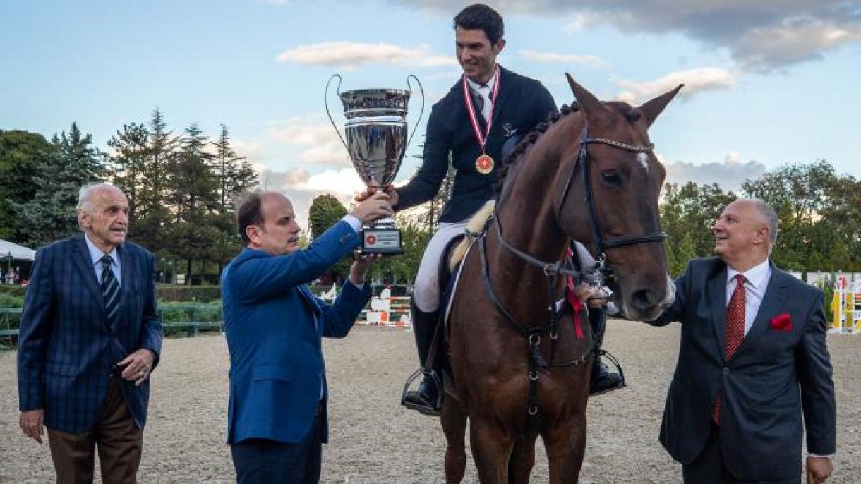 اعطای جوایز جام ریاست جمهوری در مسابقات اسب سواری