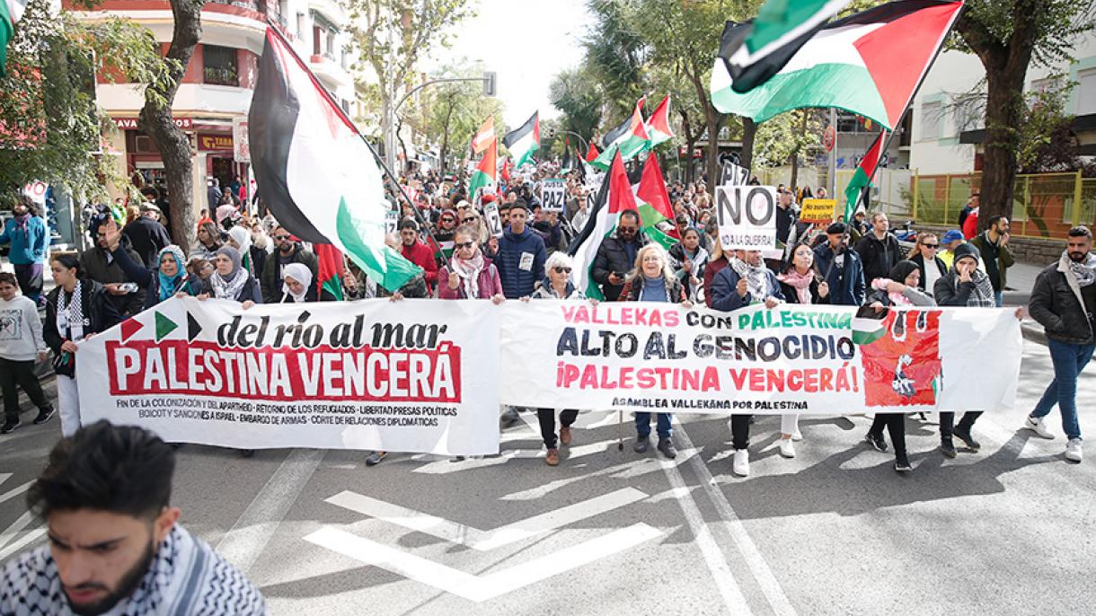 Miles de personas se manifiestan en distintas ciudades de España contra los ataques israelíes