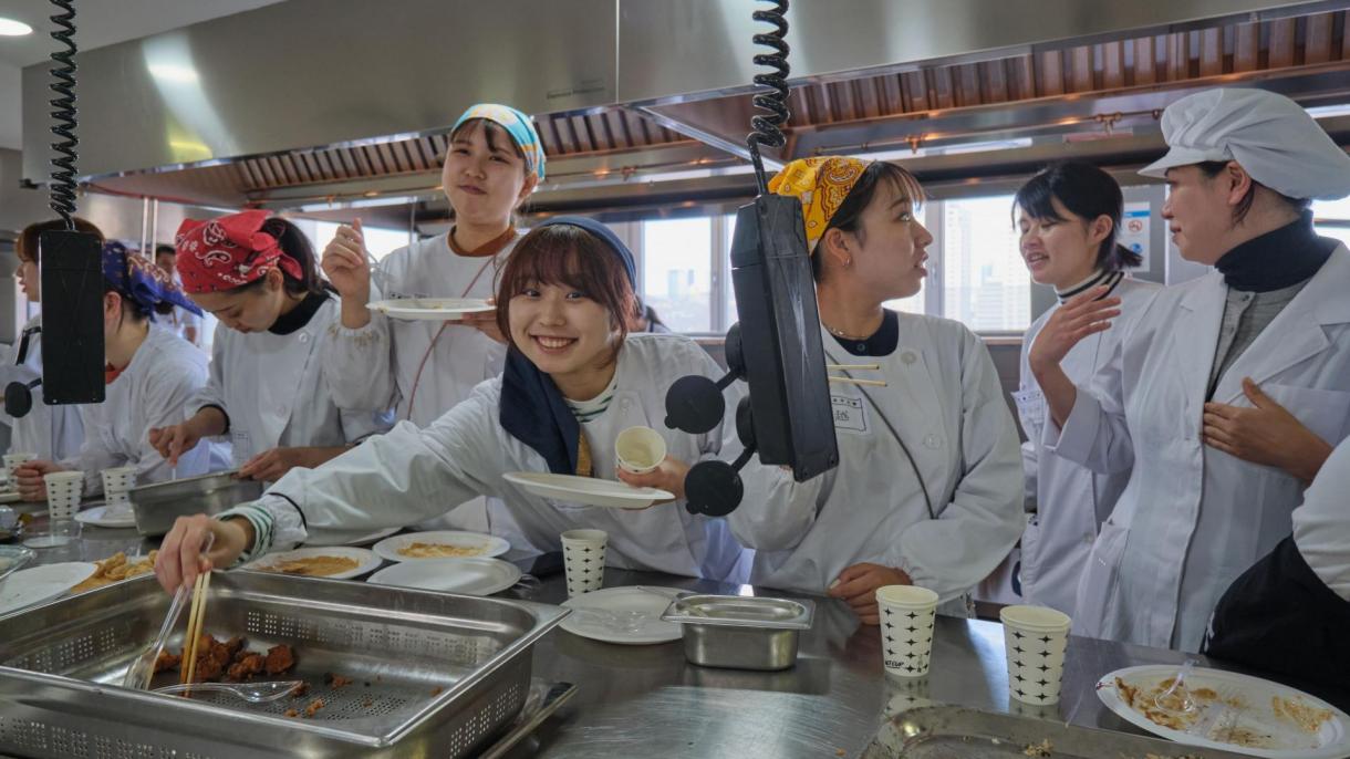 Estudiantes de la Universidad de Mujeres de Mukogawa toman un curso de cocina turca en İstanbul