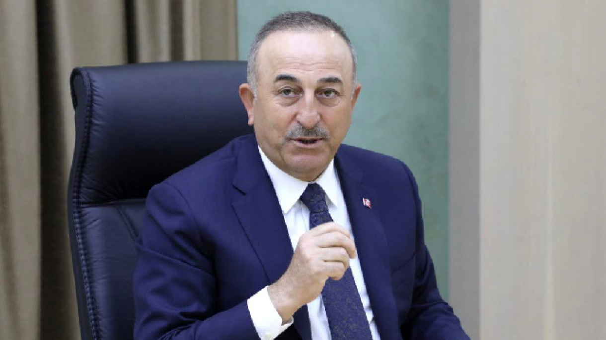 Mevlut Cavusoglu sente al telefono Abdullah bin Zayed Al-Nahyan