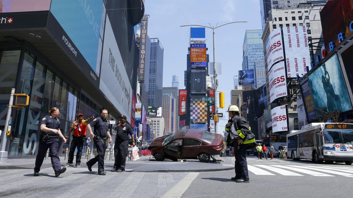 New York, veicolo contro pedoni su marciapiede Times Square, un morto e 10 feriti
