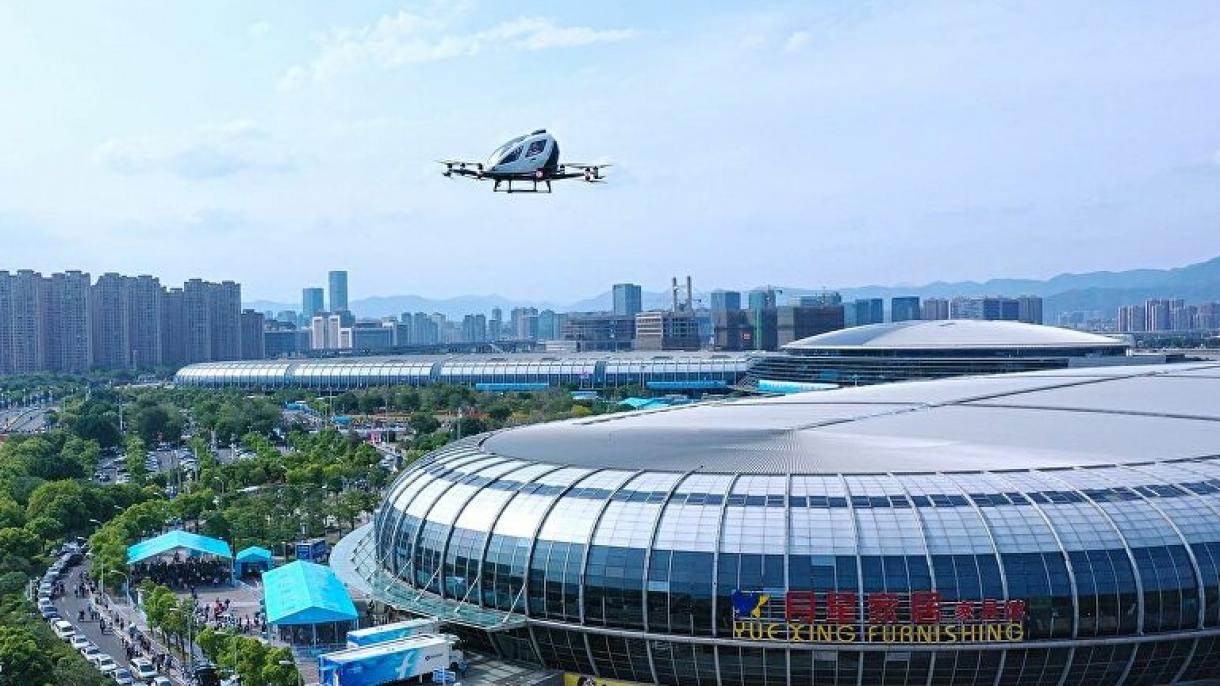 中国自动驾驶飞行器搭载2人实现首次飞行