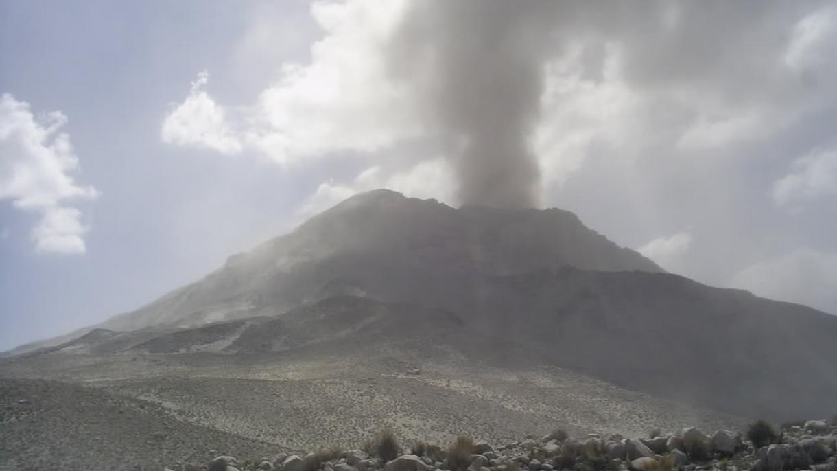 秘鲁最大火山开始喷发火山灰和浓烟