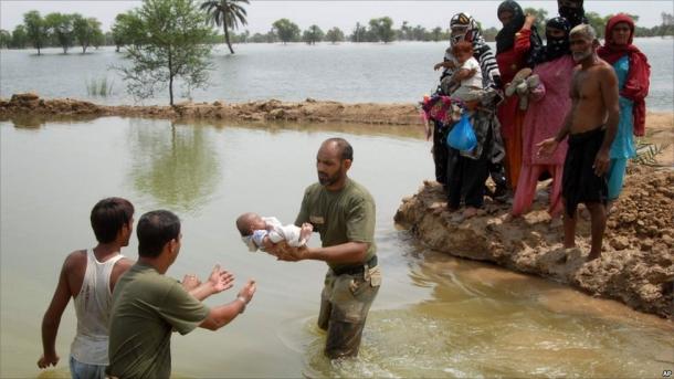 شدید بارشوں نے درجنوں افراد کی جانیں لے لیں، پاکستان