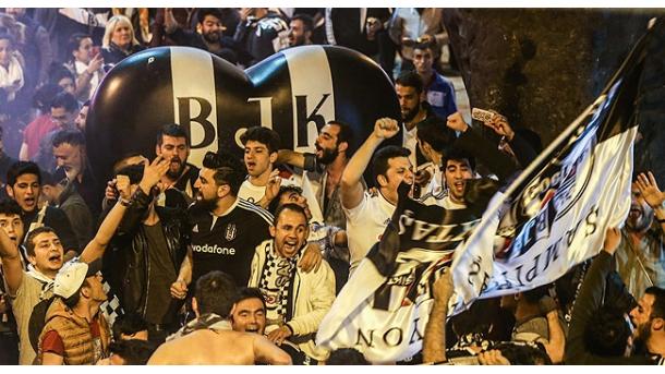 Las hinchas del Beşiktaş ya han empezado a celebrar