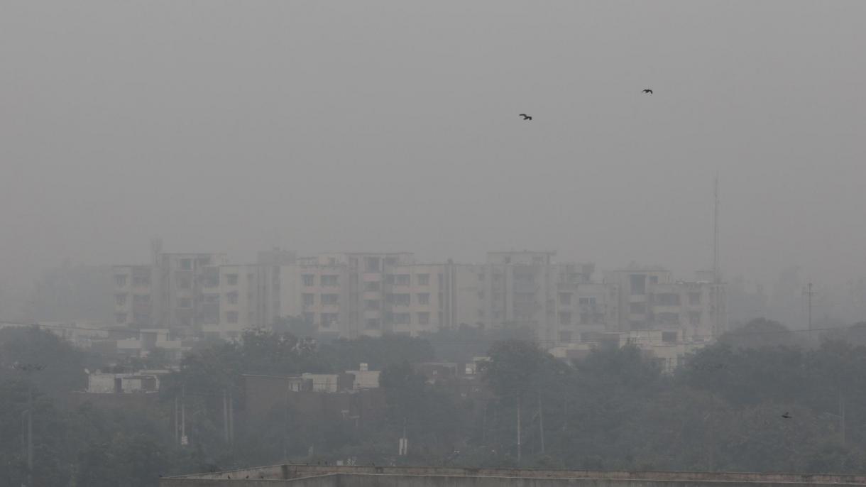 Училищата в Лахор са затворени за три дена поради замърсения въздух...