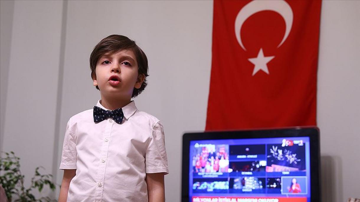Crianças turcas estabeleceram um recorde cantando o hino nacional turco em vídeo