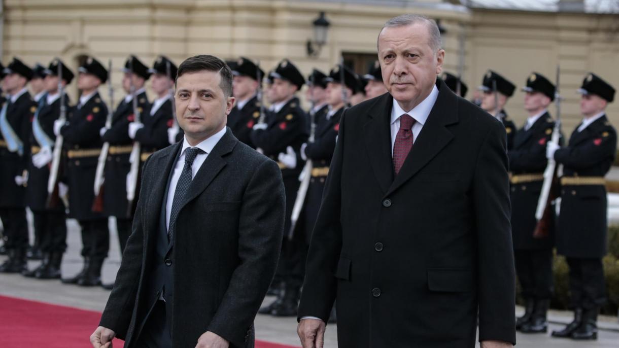 Претседателот Ердоган во Киев пречекан со официјална церемонија од страна на неговиот украински колега Зеленски