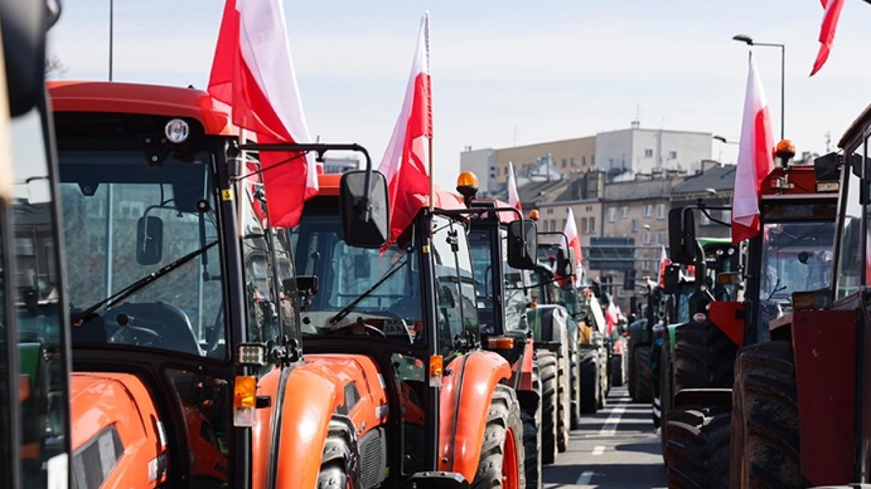 A lengyel kormány felfüggeszti az olcsó ukrán termékek behozatalát