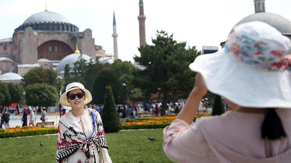 İyunda İstanbula səyahət edən turist sayında rekord artım qeydə alınıb