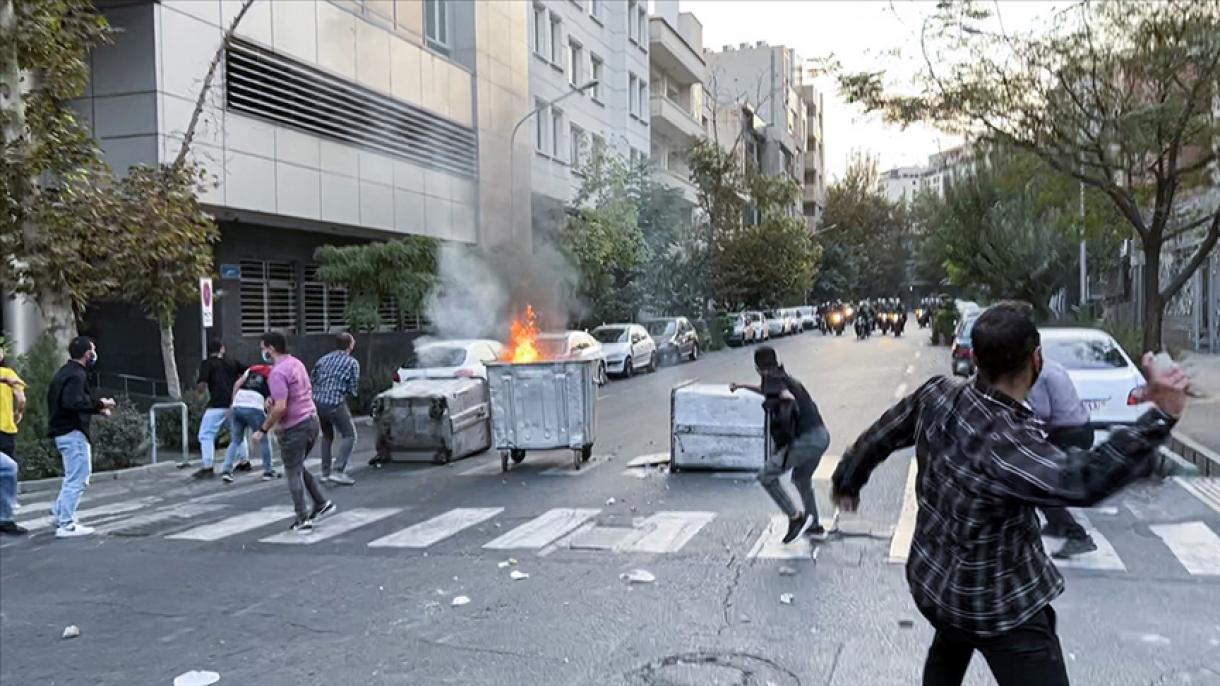 در برخی شهرها زنان معترض روسری‌های خود را آتش زدند