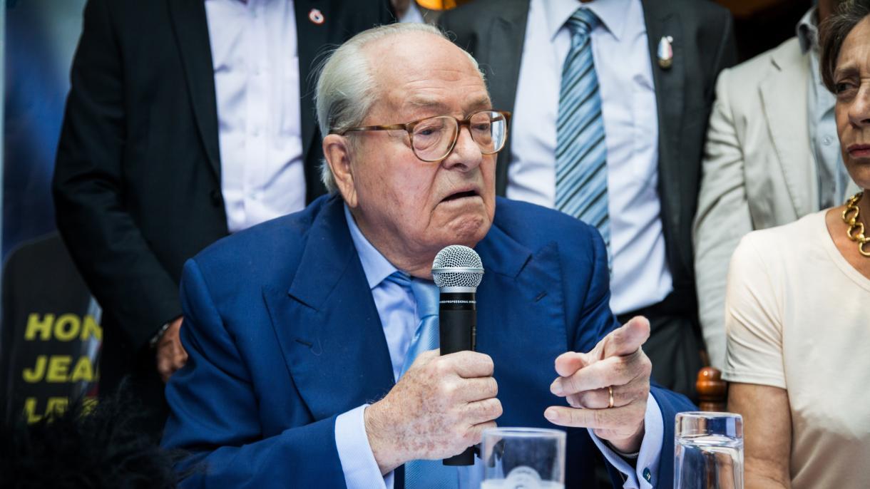 Az Európai Parlament felfüggesztette Jean-Marie Le Pen mentelmi jogát