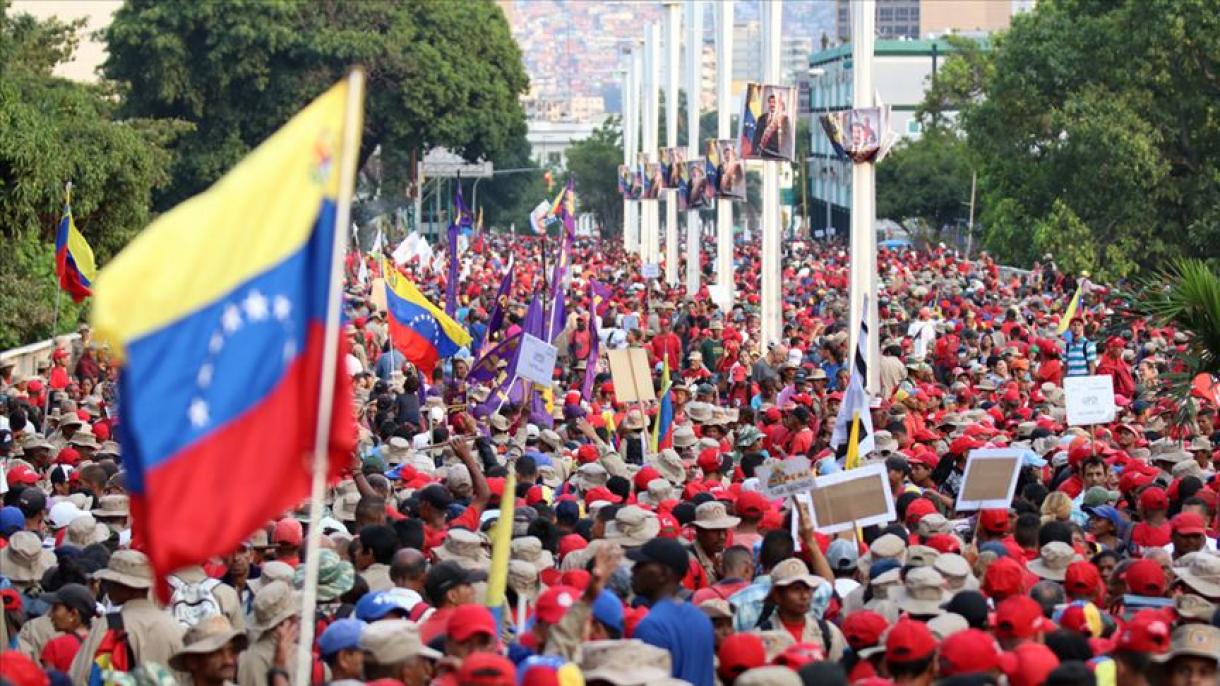 Segundo uma sondagem, 47% dos venezuelanos querem sair do seu país