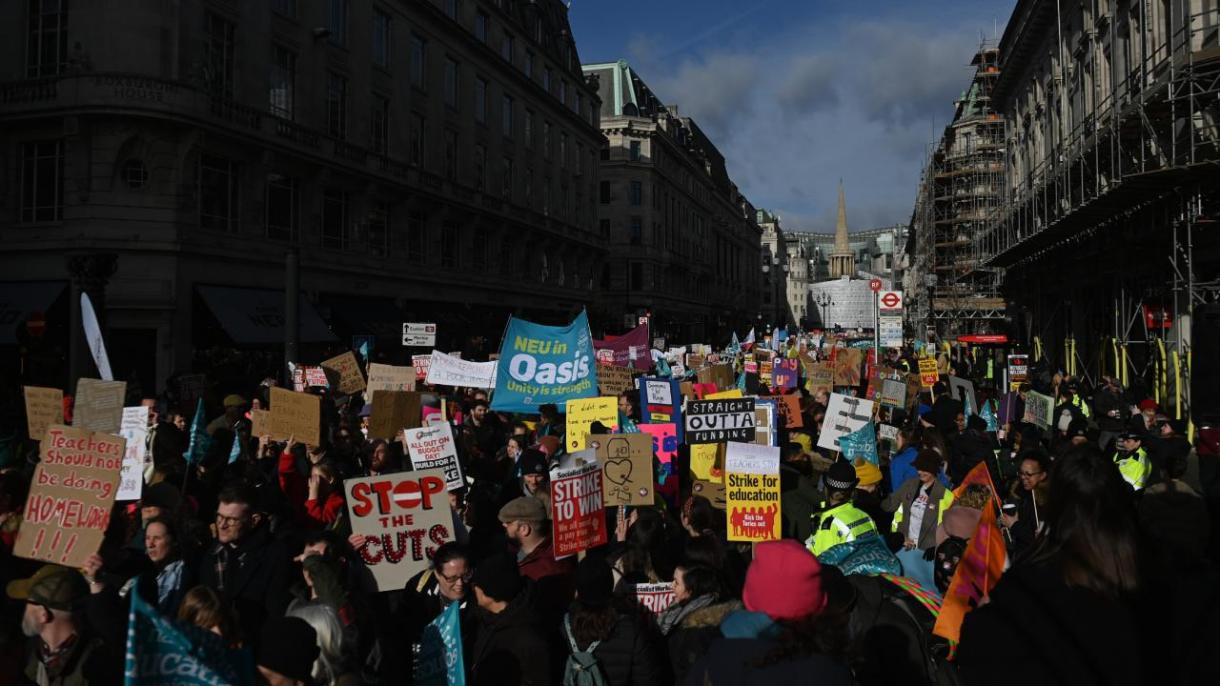هزاران کارگر در بریتانیا دست به اعتصاب می‌زنند