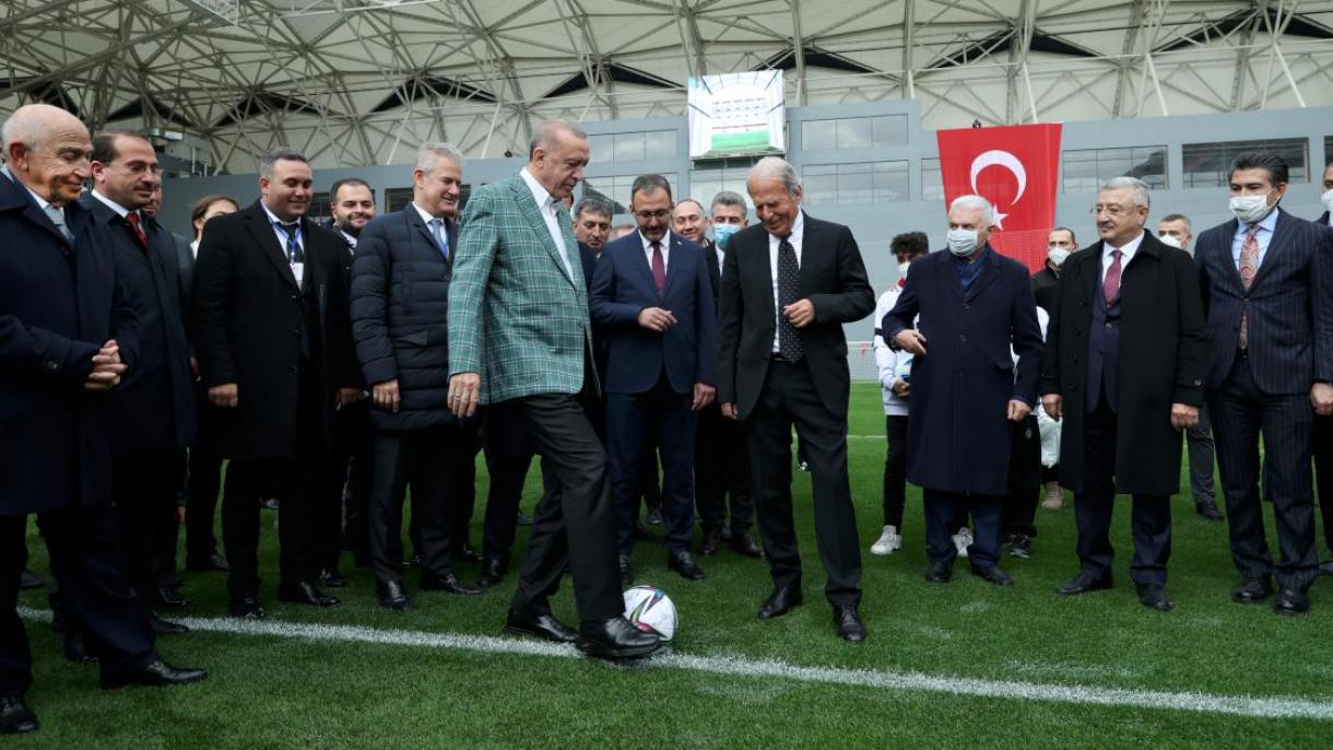 Erdogan asistió a la inauguración del estadio Alsancak Mustafa Denizli