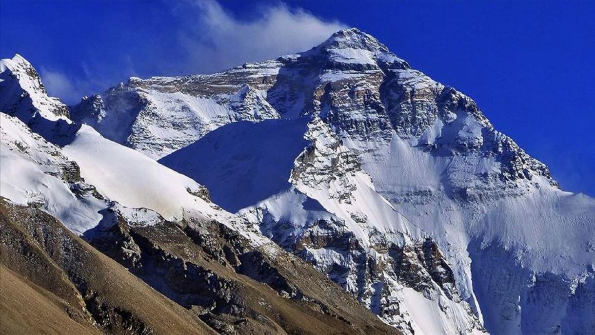 Everest dağı alpinistlərə yenidən açıldı
