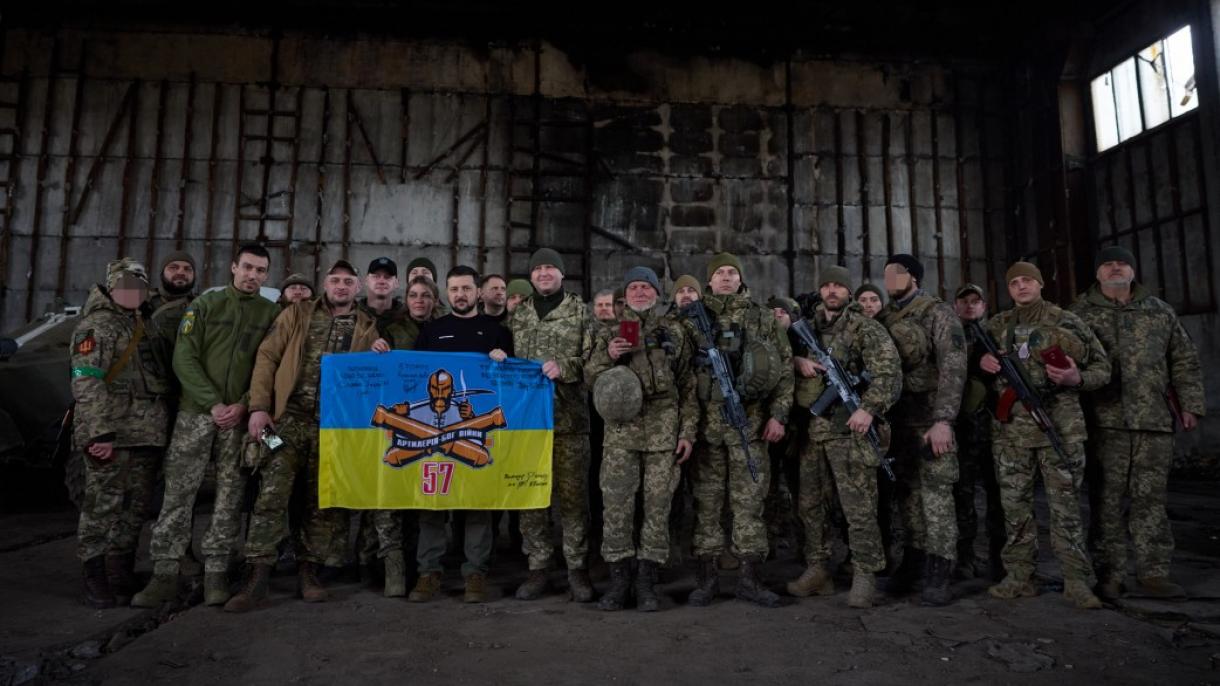 乌克兰总统泽连斯基视察巴赫穆特前线