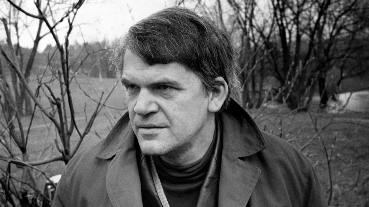 El autor Milan Kundera recupera su ciudadanía checa después de 40 años