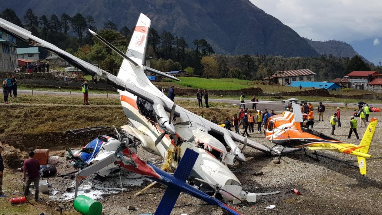 尼泊尔一架飞机撞上直升机