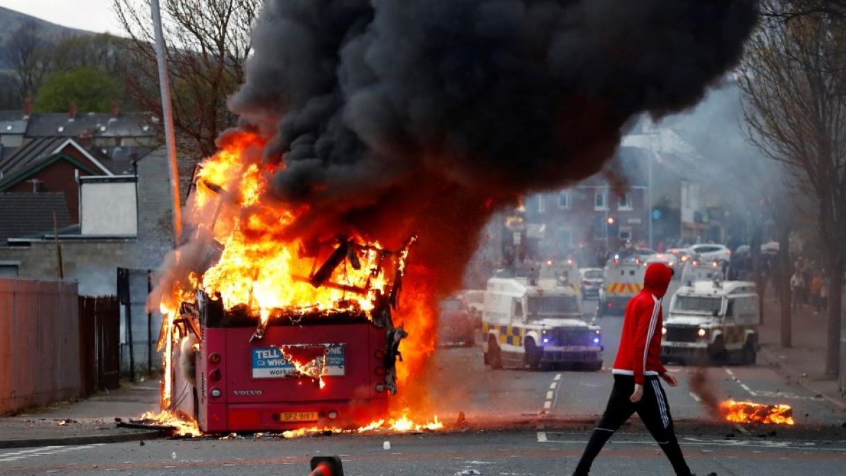 Több rendőr és sebesült meg az észak-írországi Belfastban kitört zavargásokban