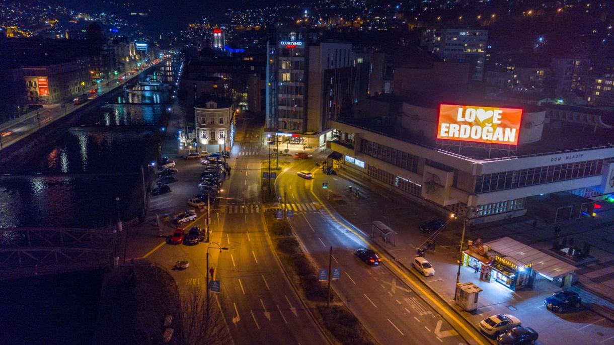 Билбордовете в Сараево с напдиса Обичаме Ердоган...